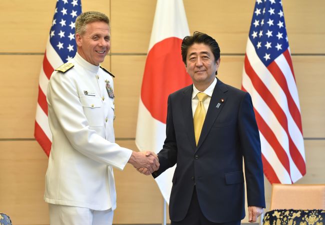Japanese Prime Minister Shinzo Abe shakes hands with US Indo-Pacific Command commander Admiral Philip Davidson on Thursday. At the meeting, Abe conveyed his intentions to take a hand in the process of denuclearizing North Korea. Yonhap