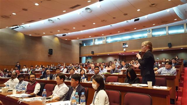코트라 수출전문위원이 지사화 직원의 질문에 답하고 있다.