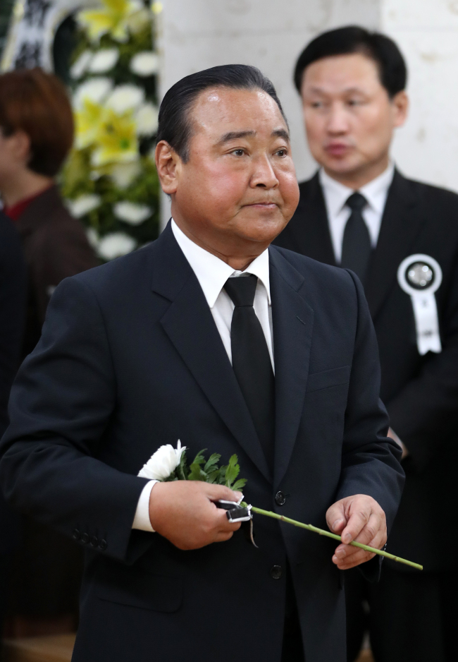 이완구 전 국무총리가 24일 오전 서울 송파구 서울아산병원 장례식장에 마련된 고 김종필 전 국무총리의 빈소를 찾아 조문하고 있다. (사진=연합뉴스)