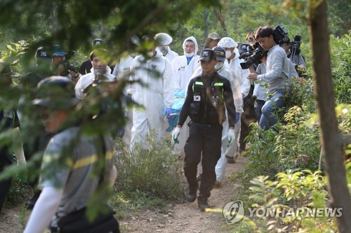 강진 매봉산서 시신 수습한 경찰 [연합뉴스 자료사진]