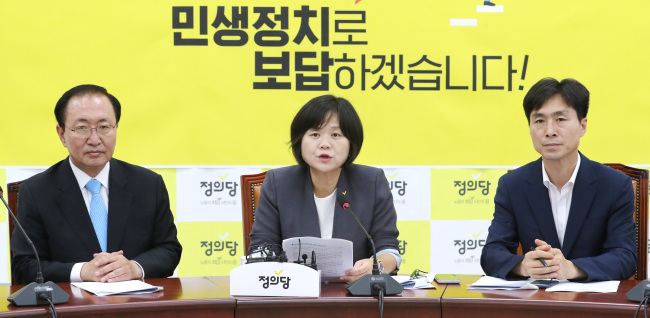 정의당 이정미 대표는 25일 김종필(JP) 전 국무
총리에 대한 훈장 추서 논의와 관련해 "추서 계획을 중단하라"고 말했다.
이 대표는 국회에서 열린 상무위원회에서 "정부는 훈장추서가 자칫  군사쿠데타
와 유신체제라는 과거 역사의 면죄부가 될 것이라는 우려를 귀담아들어야 한다"면서
이같이 밝혔다.
이어 "5·16 쿠데타는 갓 싹을 틔웠던 대한민국 민주헌정을 전복한 역사로서 그
로 인해 우리 정치사는 불운의 굴곡을 겪었고, 국민은 쉽게 치유될 수 없는 고통을
안았다"며 "훈장은 국가에 뚜렷한 공적을 남긴 이에게 수여하는 것이기에 (김 전 총
리) 인생의 어떤 공적이 지난 과오를 덮을 수 있을지 납득하기 어렵다"고 설명했다.
아울러 이 대표는 "정치계 원로인 고인의 명복을 빌며 유족들께도 심심한  위로
의 말씀을 전할 것"이라면서도 "그러나 역사적 평가는 다른 차원의 문제"라며 선을
그었다.
이 대표는 노회찬 원내대표와 함께 이날 오전 11시 서울아산병원 장례식장에 차
려진 김 전 총리의 빈소를 방문할 예정이다. (사진=연합뉴스)