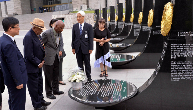 6.25전쟁 68주년을 맞았다. 이제는 잊혀진 전쟁이 되어가고 있지만 아직도 잊지않은 해외참전용사들이 25일 용산전쟁기념관을 찾았다. 에디오피아에서 온 참전용사들이 전쟁기념비에 헌화하며 6.25를 회상하고 있다. <br />정희조 기자/checho@heraldcorp.com  180625