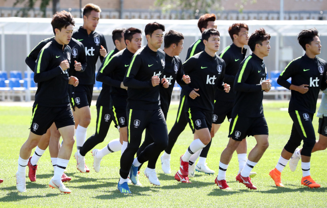 South Korea national football team players train at Spartak Stadium in Lomonosov, a suburb of Saint Petersburg, Russia, on June 20, 2018. (Yonhap)
