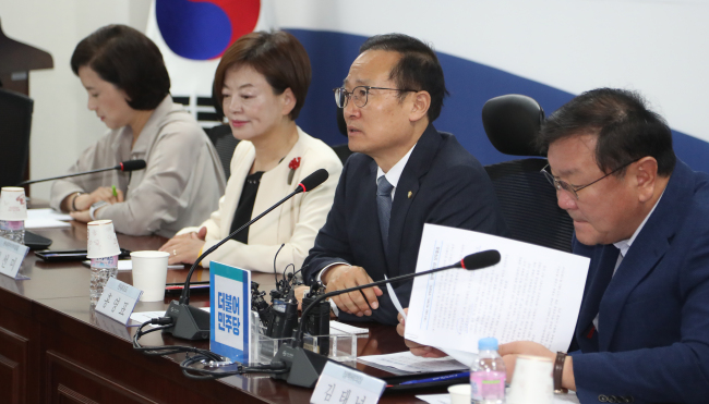 홍영표 더불어민주당 원내대표(왼쪽 세번째)가 26일 오전 국회 의원회관에서 열린 국가 R&D 혁신방안 관련 당정협의에서 발언하고 있다.[사진=연합뉴스]
홍영표 더불어민주당 원내대표(왼쪽 세번째)가 26일 오전 국회 의원회관에서 열린 국가 R&D 혁신방안 관련 당정협의에서 발언하고 있다.[사진=연합뉴스]