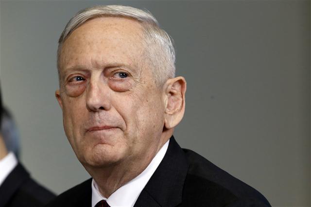 <YONHAP PHOTO-4222> FILE - In this Friday April 27, 2018, file photo, Defense Secretary Jim Mattis listens to a question during a meeting at the Pentagon, in Washington. The Pentagon is preparing to build temporary camps for immigrants at two military bases, Mattis said Sunday, June 24, 2018. (AP Photo/Jacquelyn Martin, File)/2018-06-25 09:45:42/ <저작권자 ⓒ 1980-2018 ㈜연합뉴스. 무단 전재 재배포 금지.>