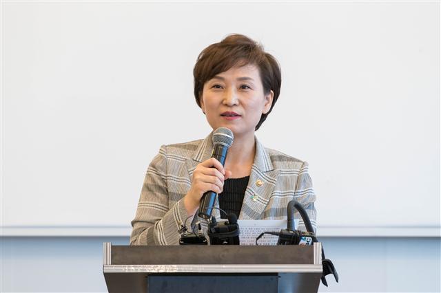김현미 국토부 장관이 26일 기자간담회에서 기자들에게 최근 시장 상황을 설명하고 있다.  [제공=국토교통부]