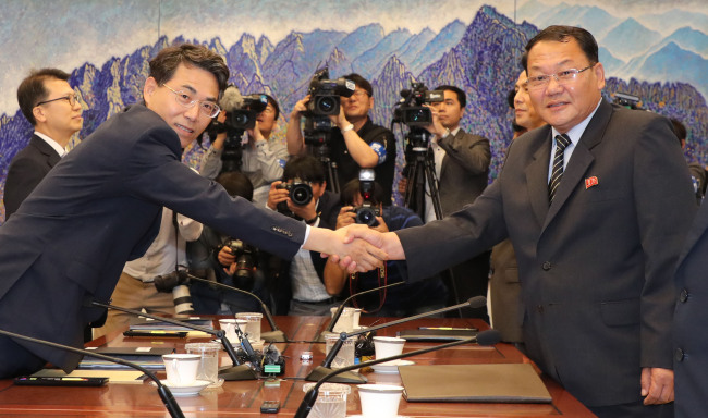 South and North Korea hold talks on connecting and modernizing cross-border railways at the truce village of Panmunjeom on Tuesday. The South Korean delegation was headed by Vice Transport Minister Kim Jeong-ryeol (center right) and the North Korean team was led by Vice Railroad Minister Kim Yun-hyok (center left). (Yonhap)