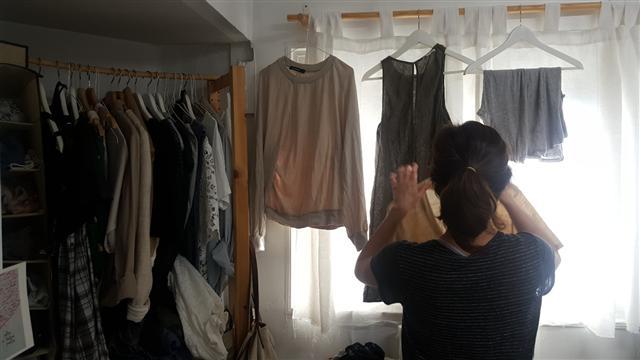 1인가구족 이 씨가 빨래를 말리고 있는 모습. 그는 집안일을 하는 것이 귀찮긴 해도 독립성을 기르는 데 도움이 된다고 말했다. 이 씨는 자발적으로 혼자 살기를 결심하고 난 뒤 자신에게 집중하는 시간이 늘어나서 좋다고 했다.   [정세희 기자/say@heraldcorp.com]