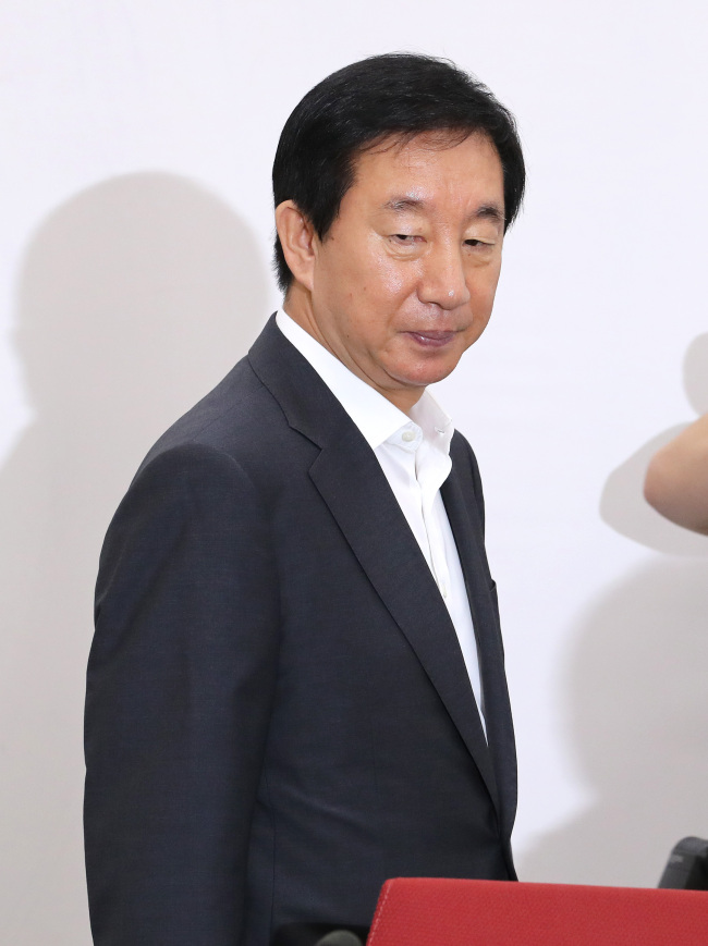 자유한국당 김성태 당대표 권한대행이 26일 오전 국회 본관 당 대표실에서 열린 신 비상대책위원회 구성을 위한 준비위원회 1차 회의에 입장하고 있다. [사진=연합뉴스]