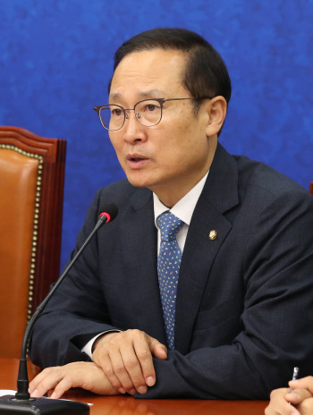 더불어민주당 홍영표 원내대표가 27일 오전 국회에서 열린 최고위원회의에서 발언하고 있다. [사진=연합뉴스]