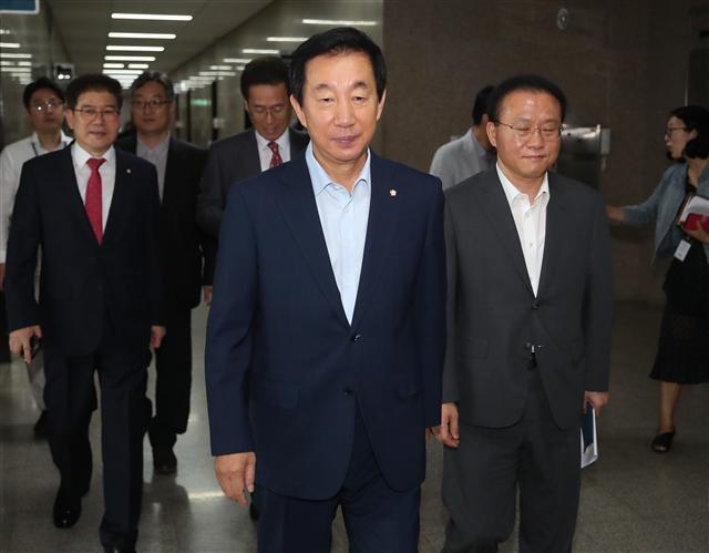 김성태 자유한국 당 대표 권한대행이 27일 오전 국회에서 열린 원내대책회의에 참석하기 위해 회의실로 들어오고 있다.   [연합뉴스]