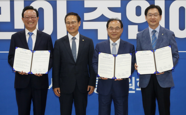 26일 오후 울산시 남구 울산도시공사에서 열린 더불어민주당 부산·울산·경남 시도지사 당선자와의 현장 정책간담회에서 송철호 울산시장 당선인(왼쪽부터), 홍영표 민주당 원내대표, 오거돈 부산시장 당선인, 김경수 경남지사 당선인이 '부산·울산·경남의 화합과 번영을 위한 상생 협약'을 맺고 기념 촬영을 하고 있다.[사진=연합뉴스]
26일 오후 울산시 남구 울산도시공사에서 열린 더불어민주당 부산·울산·경남 시도지사 당선자와의 현장 정책간담회에서 송철호 울산시장 당선인(왼쪽부터), 홍영표 민주당 원내대표, 오거돈 부산시장 당선인, 김경수 경남지사 당선인이 '부산·울산·경남의 화합과 번영을 위한 상생 협약'을 맺고 기념 촬영을 하고 있다.[사진=연합뉴스]