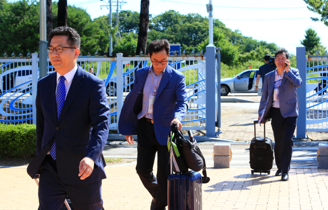A South Korean delegation arrives at the eastern Customs, Immigration, and Quarantine Office in Gangwon Province on June 27 to visit North Korea to check facilities for the reunions of separated families slated for August. (Yonhap)