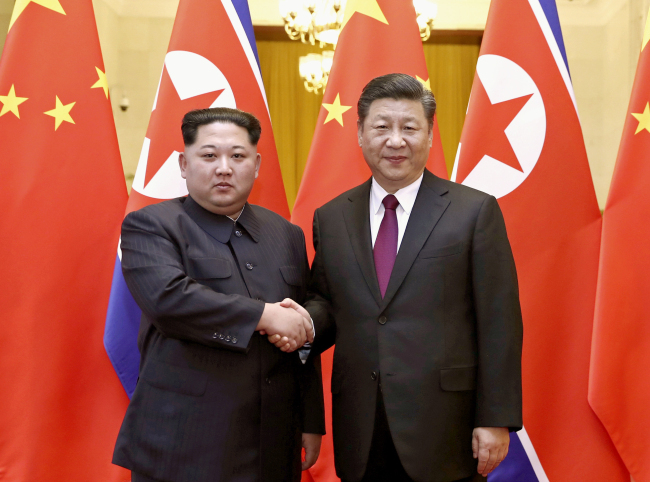 North Korea's leader Kim Jong-un (left) and Chinese President Xi Jinping (Yonhap)