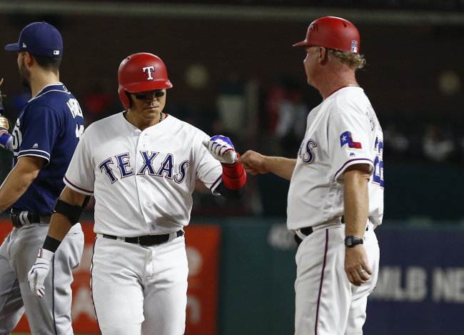 Texas Rangers' Choo Shin-soo, left, celebrates his base hit with hitting coach Steve Buechele during the ninth inning of a baseball game against the San Diego Padres, Tuesday, in Arlington, Texas. (AP-Yonhap)
