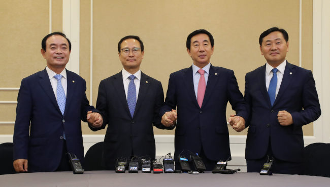 평화와정의 장병완(왼쪽부터), 더불어민주당 홍영표, 자유한국당 김성태, 바른미래당 김관영 원내대표가 27일 오후 국회에서 열린 하반기 원구성을 위한 교섭단체 원내대표 회동에서 손을 맞잡고 있다. (사진=연합뉴스)
평화와정의 장병완(왼쪽부터), 더불어민주당 홍영표, 자유한국당 김성태, 바른미래당 김관영 원내대표가 27일 오후 국회에서 열린 하반기 원구성을 위한 교섭단체 원내대표 회동에서 손을 맞잡고 있다. (사진=연합뉴스)