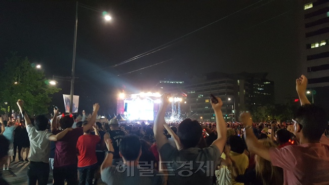 2018 러시아 월드컵 대한민국 대 독일 경기가 열린 27일 오후 서울광장에서 시민들이 열띤 거리응원을 펼치고 있다. [유오상 기자/osyoo@heraldcorp.com]