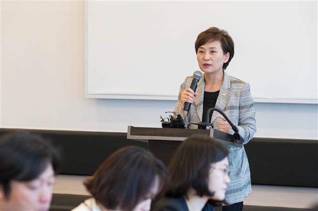 김현미 국토부 장관은 25일 열린 기자간담회에서 “진에어의 (면허취소와 관련된) 법률 자문과 조사가 막바지”라며 “조만간 발표할 예정”이라고 말했다.  [제공=국토부]