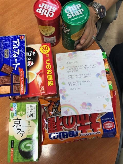 일본 관광객이 신사파출소 김윤성 순경에게 보내준 손편지와 간식.  [제공=신사파출소]