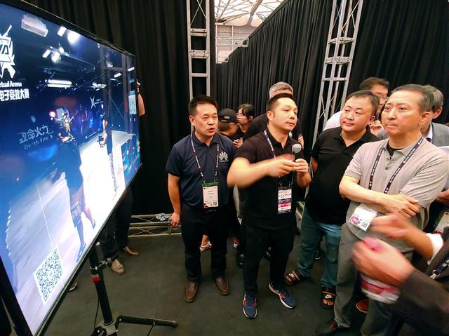 권영수 LG유플러스 부회장이 MWC상하이 현장에서 VR e-스포츠 중계를 살펴보고 있다.   [제공=LG유플러스]