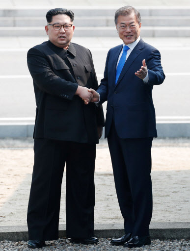 지난 4월 열린 남북 정상회담에서 문재인 대통령(오른쪽)과 김정은 북한 국무위원장. [사진=연합뉴스]