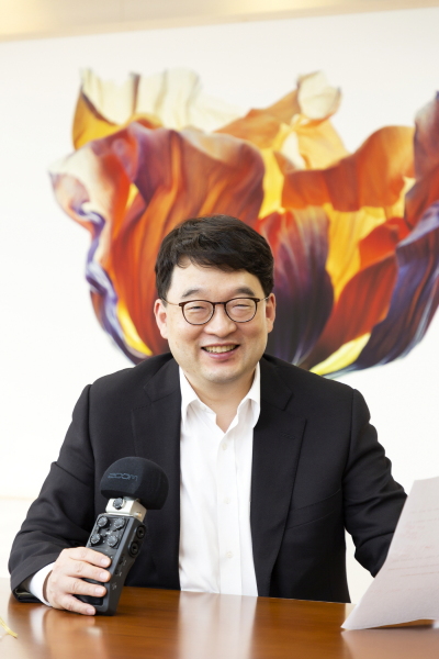정시퇴근 안내방송을 녹음하는 이우현 OCI 사장 [제공=OCI]