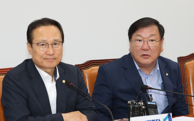 더불어민주당 홍영표 원내대표와 김태년 정책위의장이 28일 오전 국회에서 열린 정책조정회의에서 이야기하고 있다. (사진=연합뉴스)