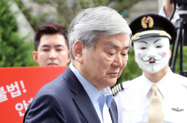 Cho Yang-ho, Chairman of Hanjin Group, arrives at the Seoul Southern District Prosecutors' Office on Thursday. (Yonhap)