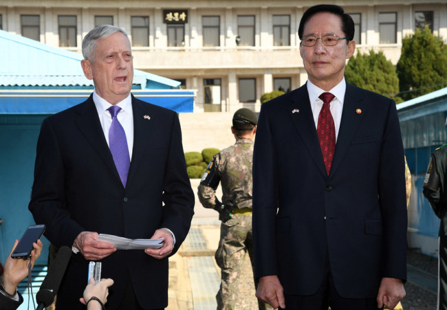 In a file photo taken on Oct. 27, 2017, US Secretary of Defense James Mattis stands next to South Korean Defense Minister Song Young-moo at the Joint Security Area in Panmunjeom as he calls for North Korea to cease its military provocations and give up its pursuit of nuclear weapons. (Yonhap)