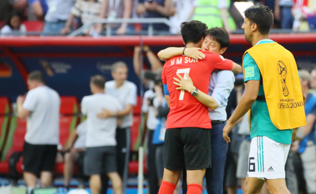 South Korean Son Heung-min (7) and head coach Shin Tae-yong hug after match against Germany on Wednesday. (Yonhap)