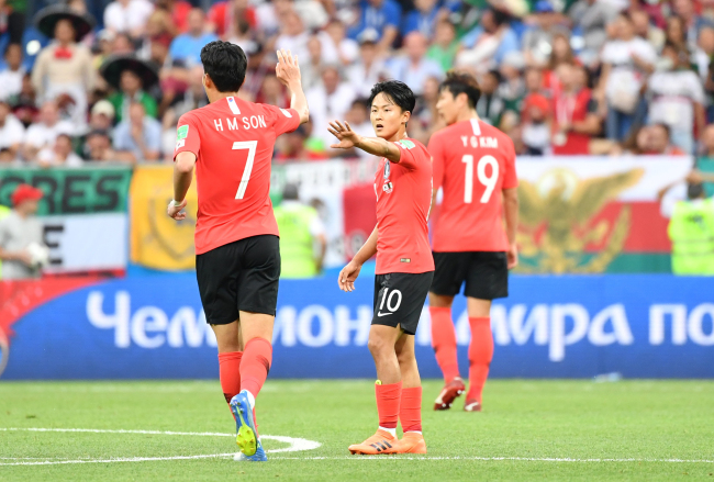 Son Heung-min (7) and Lee Seung-woo (10). (Yonhap)