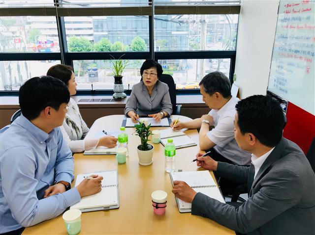 노정신(가운데) 서민금융진흥원 자활지원본부장이 상담사 직원들과 함께 고객 서비스 향상 회의를 진행하고 있다.