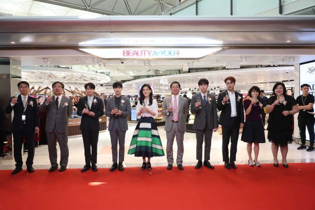 호텔신라가 운영하는 신라면세점 홍콩 첵랍콕국제공항점이 28일 그랜드 오픈했다. 사진 맨 왼쪽부터 김진혁 호텔신라 해외운영총괄 상무, 한인규 호텔신라 TR부문 사장, 그룹 하이라이트 양요섭, 그룹 하이라이트 이기광, 이부진 호텔신라 사장, 프레드 람(Fred Lam) 홍콩 첵랍콕국제공항 사장, 그룹 하이라이트 용준형, 그룹 하이라이트 손동운, 씨시 찬(Cissy Chan) 홍콩 첵랍콕국제공항 상업처장, 앨리스 우(Alice Woo) 신라면세점 홍콩 첵랍콕국제공항점 최고운영매니저.