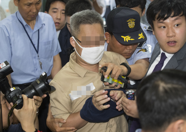 Blogger Kim Dong-won, better known by alias Druking, appears at the Special Prosecutors' Office in Seocho-gu, southern Seoul on Thursday. (Yonhap)