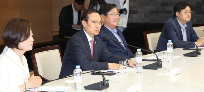 27일 오전 대한상의에서 열린 민주당 원내지도부와의 간담회에서 홍영표 원내대표가 인사말을 하고 있다. 이날 민주당 원내지도부와 대한상의는 최저임금 인상, 노동시간 단축 등과 관련한 정책간담회를 했다. (사진=연합뉴스)