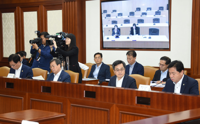 김동연 부총리 겸 기획재정부 장관이 28일 서울 광화문 정부서울청사에서 ‘제9차 경제관계자관회의’를 주재하고 있다. [사진제공=기획재정부]