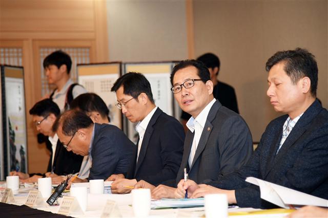 고형권(오른쪽 두번째) 기획재정부 1차관이 29일 서울 종로구 세종로 정부서울청사에서 ‘제3차 혁신성장 전략점검회의’를 주재하고 있다. 각 부처 차관들이 참석한 이날 회의에서는 하반기 혁신성장 역점 추진과제와 지역기업 규제애로 사례 및 향후 계획에 대해 논의했다.  [제공=기획재정부]