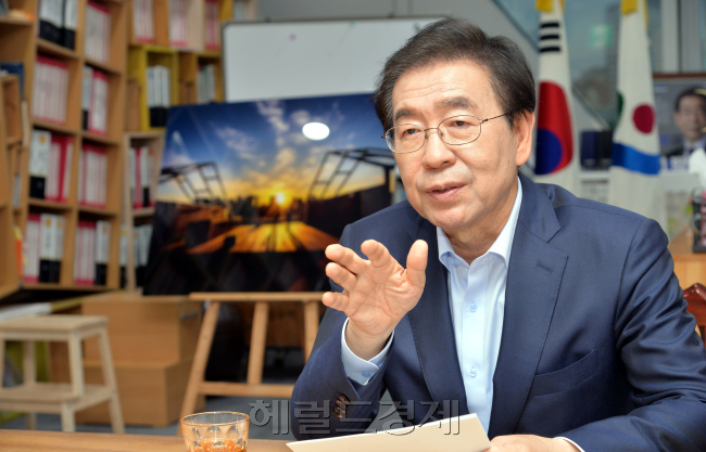 박원순 서울시장 3기연임 당선인터뷰.  서울시청 시장실.<br />정희조 기자/checho@heraldcorp.com  180629
박원순 서울시장 3기연임 당선인터뷰.  서울시청 시장실.
정희조 기자/checho@heraldcorp.com  180629
박원순 서울시장 3기연임 당선인터뷰.  서울시청 시장실.
정희조 기자/checho@heraldcorp.com  180629