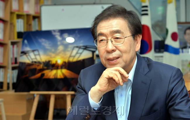 박원순 서울시장 3기연임 당선인터뷰.  서울시청 시장실.<br />정희조 기자/checho@heraldcorp.com  180629
박원순 서울시장 3기연임 당선인터뷰.  서울시청 시장실.
정희조 기자/checho@heraldcorp.com  180629
박원순 서울시장 3기연임 당선인터뷰.  서울시청 시장실.
정희조 기자/checho@heraldcorp.com  180629