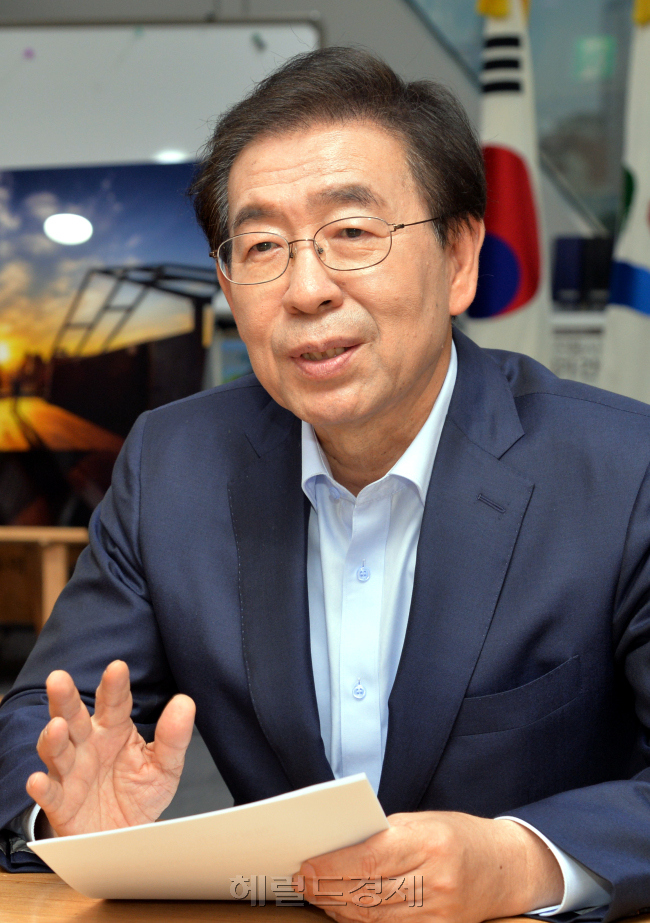 박원순 서울시장 3기연임 당선인터뷰.  서울시청 시장실.<br />정희조 기자/checho@heraldcorp.com  180629
박원순 서울시장 3기연임 당선인터뷰.  서울시청 시장실.
정희조 기자/checho@heraldcorp.com  180629
박원순 서울시장 3기연임 당선인터뷰.  서울시청 시장실.
정희조 기자/checho@heraldcorp.com  180629
박원순 서울시장 3기연임 당선인터뷰.  서울시청 시장실.
정희조 기자/checho@heraldcorp.com  180629
박원순 서울시장 3기연임 당선인터뷰.  서울시청 시장실.
정희조 기자/checho@heraldcorp.com  180629