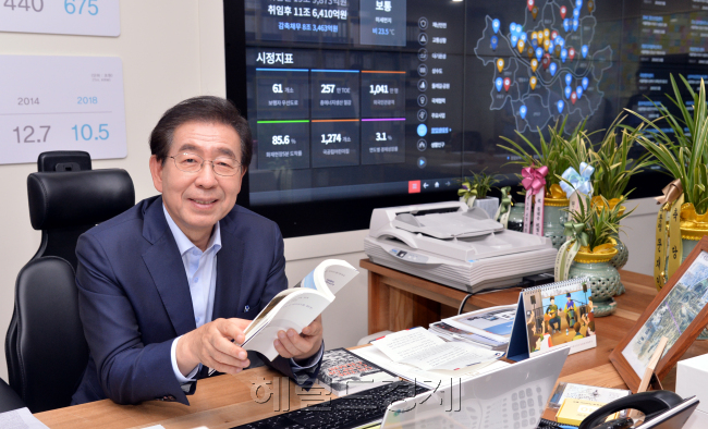 박원순 서울시장 3기연임 당선인터뷰.  서울시청 시장실.<br />정희조 기자/checho@heraldcorp.com  180629
박원순 서울시장 3기연임 당선인터뷰.  서울시청 시장실.
정희조 기자/checho@heraldcorp.com  180629
박원순 서울시장 3기연임 당선인터뷰.  서울시청 시장실.
정희조 기자/checho@heraldcorp.com  180629