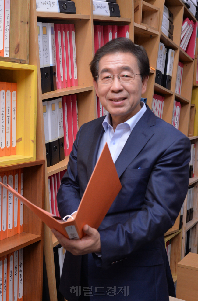 박원순 서울시장 3기연임 당선인터뷰.  서울시청 시장실.<br />정희조 기자/checho@heraldcorp.com  180629
박원순 서울시장 3기연임 당선인터뷰.  서울시청 시장실.
정희조 기자/checho@heraldcorp.com  180629
박원순 서울시장 3기연임 당선인터뷰.  서울시청 시장실.
정희조 기자/checho@heraldcorp.com  180629