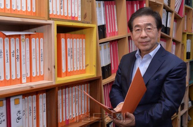 박원순 서울시장 3기연임 당선인터뷰.  서울시청 시장실.<br />정희조 기자/checho@heraldcorp.com  180629
박원순 서울시장 3기연임 당선인터뷰.  서울시청 시장실.
정희조 기자/checho@heraldcorp.com  180629
박원순 서울시장 3기연임 당선인터뷰.  서울시청 시장실.
정희조 기자/checho@heraldcorp.com  180629