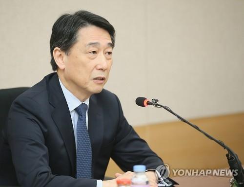 국제 구호개발단체 세이브더칠드런은 오준(63·사진) 전 유엔대사가 내달 1일 신임 이사장으로 취임한다고 29일 밝혔다. 오 신임 이사장은 서울대 불어불문학과 학사, 미국 스탠퍼드대 국제정책학 석사학위를 받고 1978년 외무부에 입부해 주싱가포르 대사, 유엔대사 등을 거치며  38년간 외교관으로 활동했다.
2015년 한국인 최초로 유엔 핵심 기관인 경제사회이사회 의장으로 선출돼 1년간활동했다. 2017년부터 경희대 평화복지대학원 교수로 재직 중이다.  강문규 기자/mkkang@
