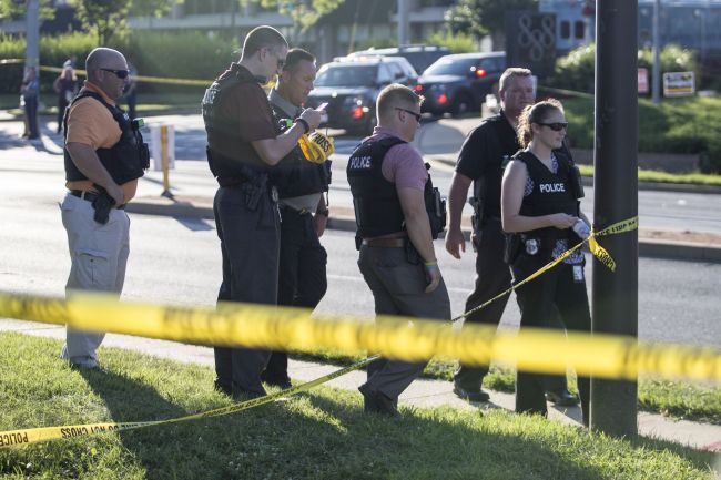 Police respond to a shooting on June 28 in Annapolis, Maryland. (AFP-Yonhap)