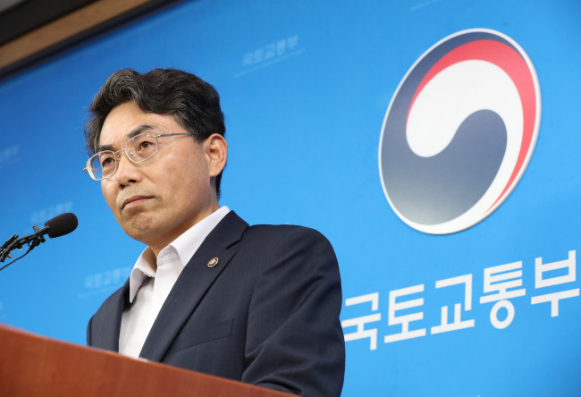 Kim Jeong-ryeol, Vice Minister for Transport at the Ministry of Land Infrastructure and Transport, speaks during a media briefing at the ministry's office in Sejong City on Friday (Yonhap)