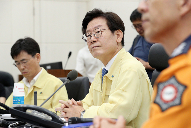 1일 오전 경기도청 신관1층 재난상황실에서 이재명 경기도지사가 ‘태풍 대비 긴급점검회의'를 주재하고있다.[사진제공=경기도]
1일 오전 경기도청 신관1층 재난상황실에서 이재명 경기도지사가 ‘태풍 대비 긴급점검회의'를 주재하고있다.[사진제공=경기도]