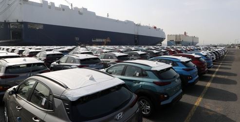Cars made by Hyundai Motor Co. wait to be shipped abroad at a dock in Ulsan, 414 kilometers southeast of Seoul, on March 26, 2018. (Yonhap)