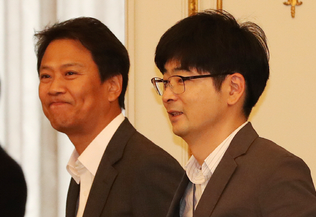 임종석 비서실장(왼쪽)과 탁현민 행정관. 연합뉴스