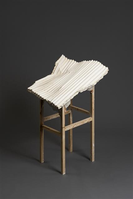 권용주, 골판, 2018, 석고캐스팅, 목재, 65×70×101cm. [사진제공=두산갤러리]